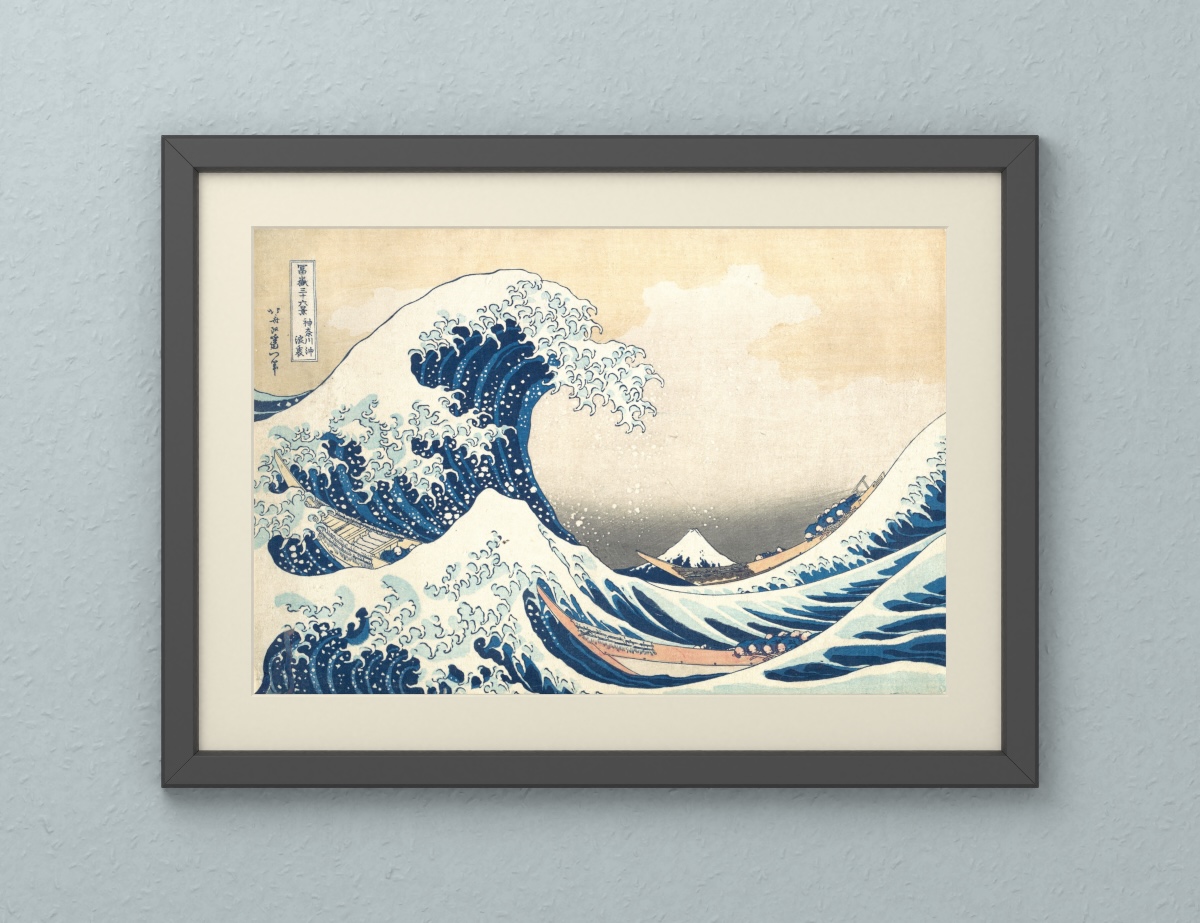 把海带回家，深灰画框 · 暖纸衬 · 浅灰蓝墙的带框搭配